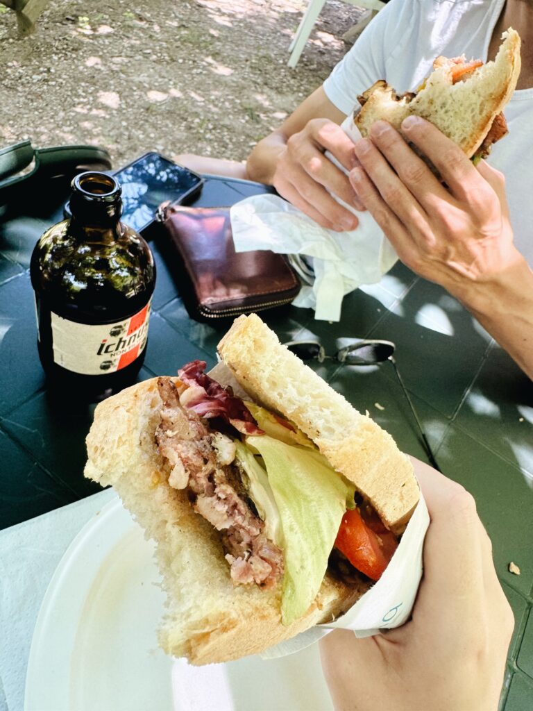 Panino met huisgemaakte porchetta op Umbrees brood, typisch streekgerecht tijdens een daguitstap in Italië