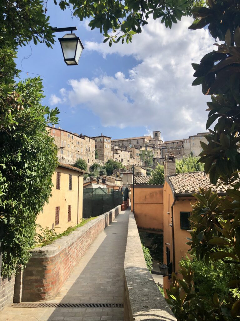 Een foto van het acquaduct van Perugia, de hoofdstad van Umbrië.