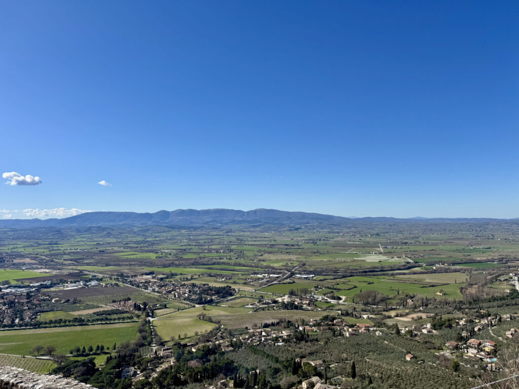 Uitzicht over de vallei van Spoleto in Umbrië tijdens een wandeling richting de Ponte delle Torri.
