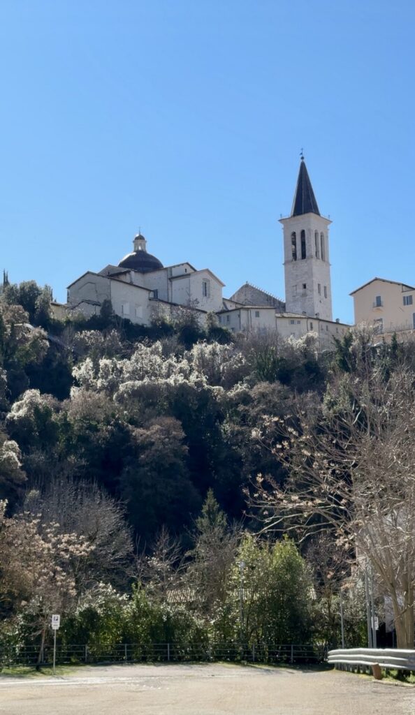 Kerk op een heuvel in Spoleto met uitzicht over de Umbrische vallei tijdens de wandeling naar Monteluco.