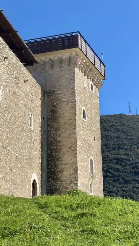 Fortilizio dei Mulini bij de Ponte delle Torri in Spoleto, historisch bouwwerk uit de 14e eeuw.