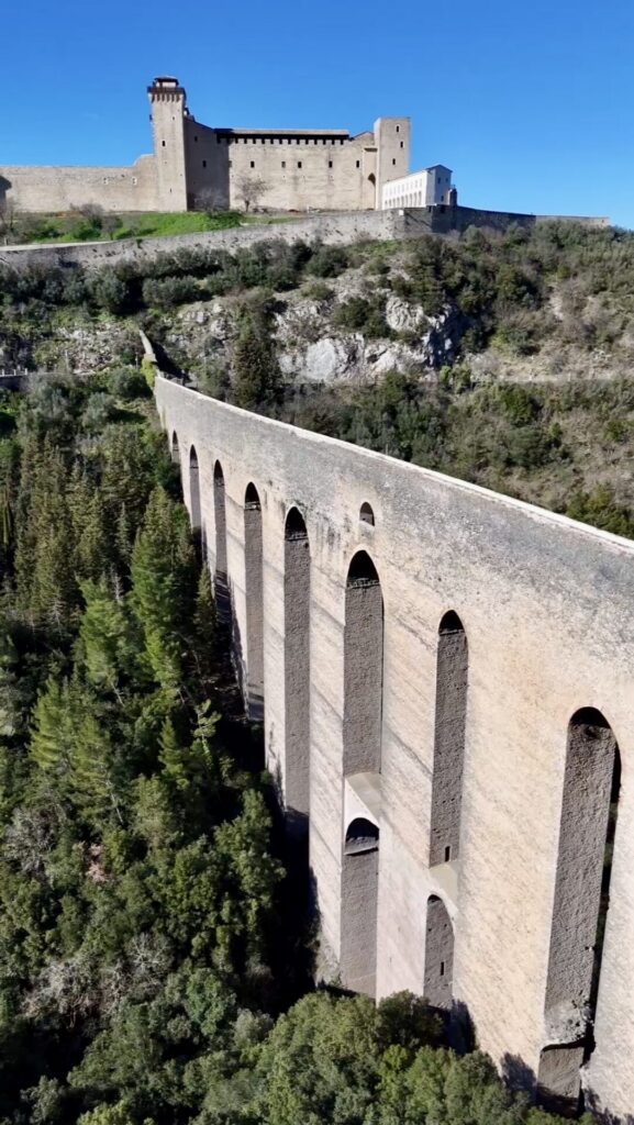 De Ponte delle Torri in Spoleto, 14e-eeuwse brug van 230 meter lang en 80 meter hoog, heropend na de aardbeving van 2016.