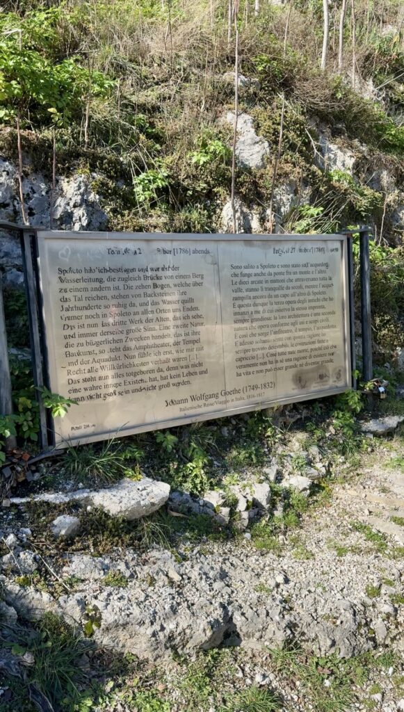 Informatiepanel met citaat van Johann Wolfgang Goethe bij de Ponte delle Torri in Spoleto.