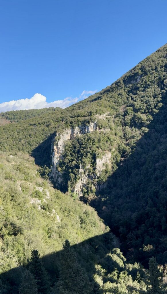 Diepe kloof onder de Ponte delle Torri met zicht op de beboste heuvels van Umbrië.