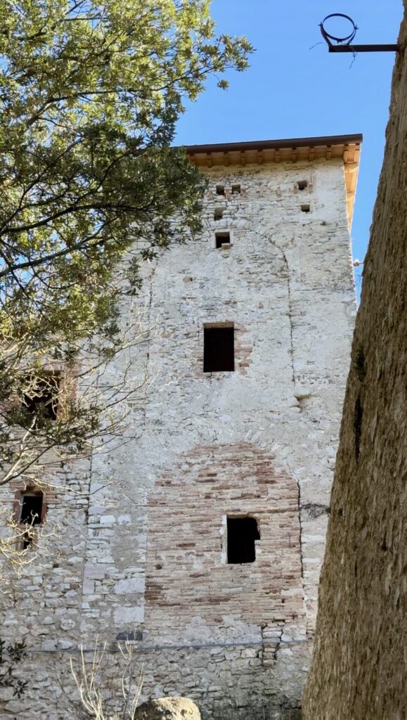 Middeleeuwse toren naast de Ponte delle Torri in Spoleto tijdens een wandeling naar Monteluco.