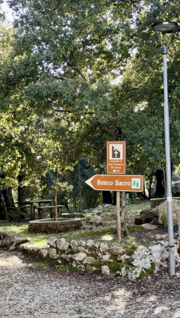 Bord richting het Bosco Sacro in Monteluco, boven de stad Spoleto.