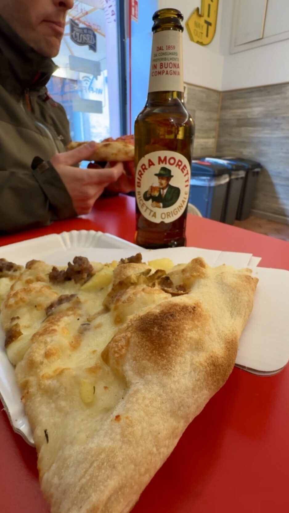Pizza slice en birra Moretti bij Pizzeria BiBi na een wandeling over de Ponte delle Torri.