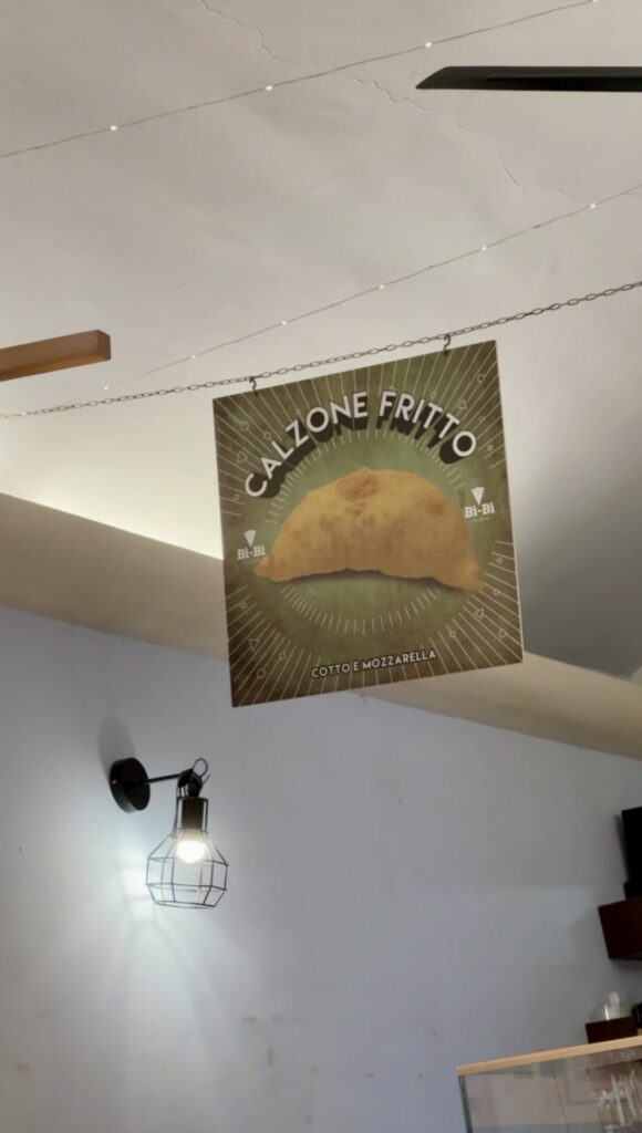 Interieur van Pizzeria BiBi in Spoleto, populaire plek voor een snelle pizza slice.