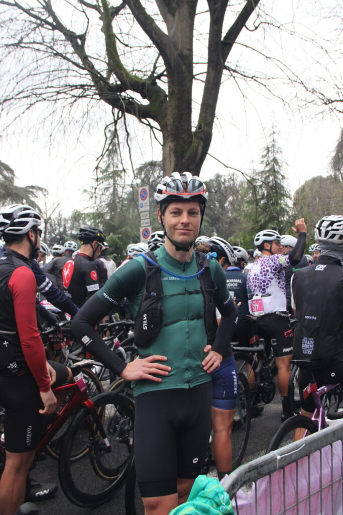 Deelnemers aan de Strade Bianche Gran Fondo verzamelen aan de start in Siena