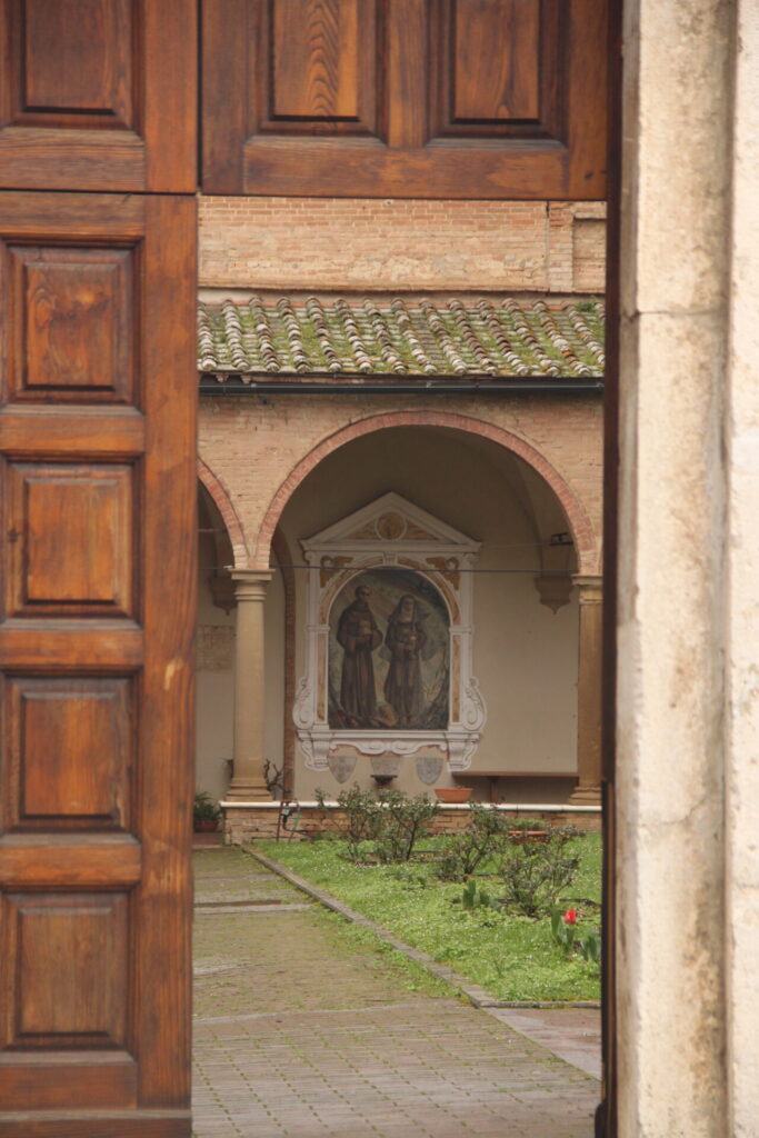 Binnenplaats van Basilica di San Francesco in Siena met religieuze fresco in een historisch gebouw in Siena tijdens het Strade Bianche weekend in Toscane