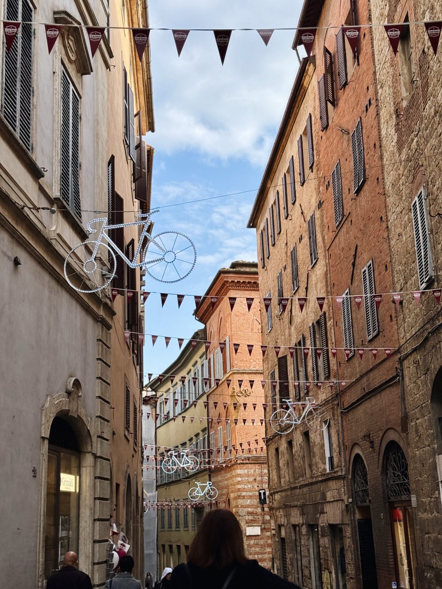 Straat in Siena versierd voor de Strade Bianche wielerwedstrijd in Toscane