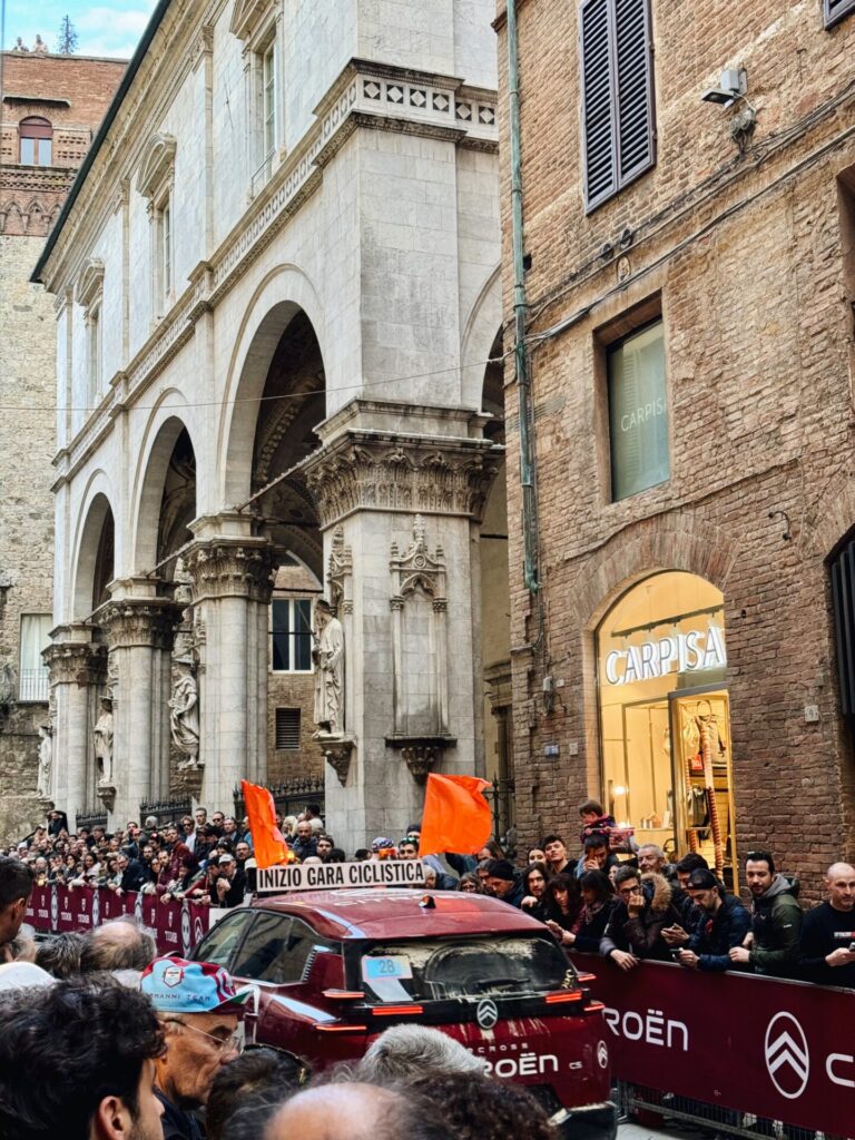 Start van een wielerwedstrijd in het centrum van Siena tijdens het Strade Bianche weekend