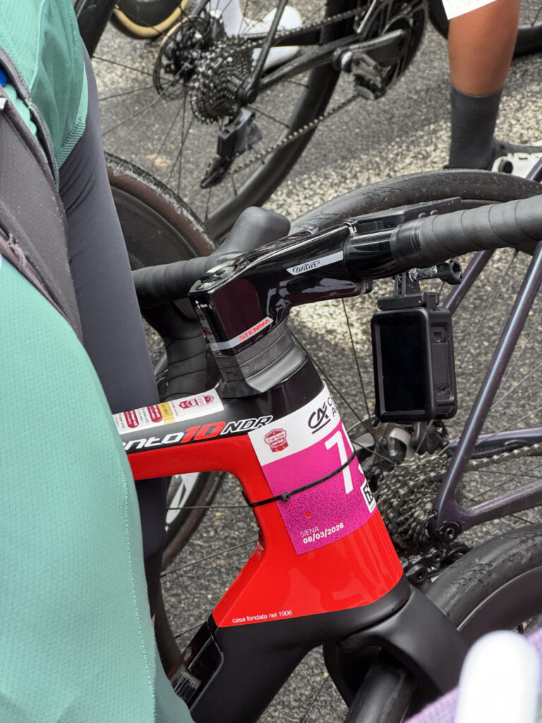 Racefiets met startnummer voor de Strade Bianche Gran Fondo in Siena